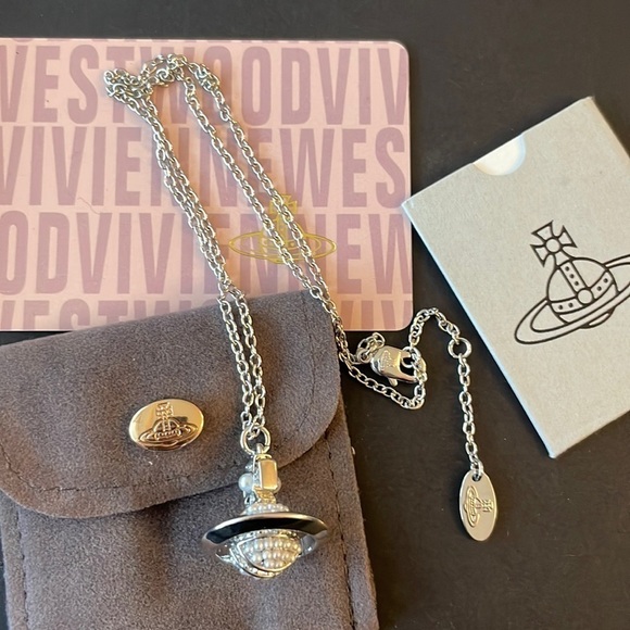 Jewelry - VIVIENNE Westwood pearl style planet necklace